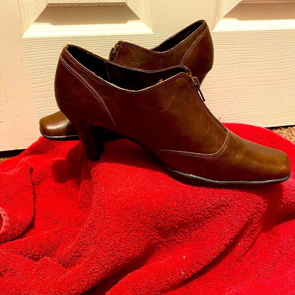 Aersoles zipped booties